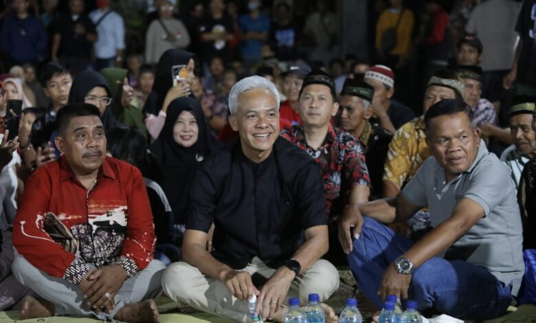 Ganjar saat bersilaturahmi dengan warga di Dusun Njimatan, Kelurahan Jatirejo, Kec. Lendah, Kab. Kulonprogo, Prov. DIY, Rabu (15/11/2023).