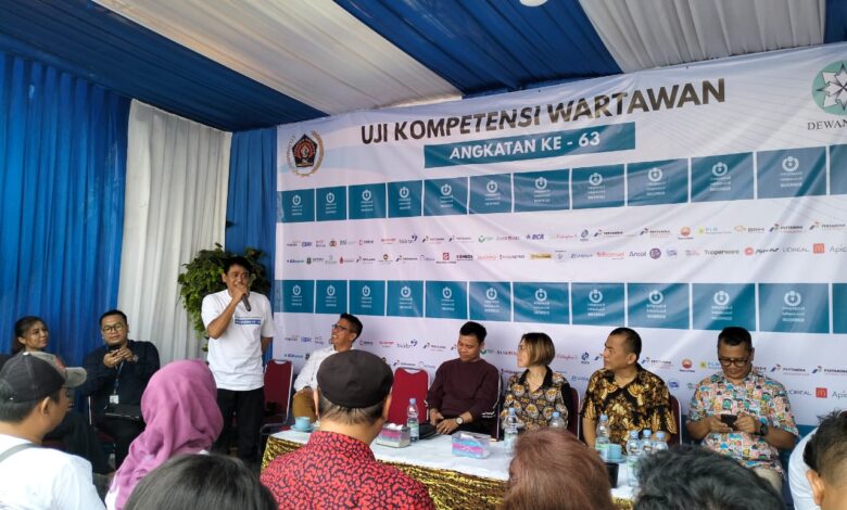 INDOPOS.CO.ID - Ketua Pelaksana Uji Kompetensi Wartawan (UKW) ke-63 Juni Armanto mengatakan, pelaksanaan UKW PT Indonesia Digital Pos (IDP) dengan Persatuan Wartawan Indonesia (PWI) Jaya sudah berlangsung dua kali. "UKW pertama ada selebrasi peserta di kapal milik Kementerian Kelautan dan Perikanan (KKP)," ujar Juni Armanto saat penutupan UKW di kantor PT IDP di Jakarta, Kamis (16/11/2023). Ia menuturkan, pelaksanaan UKW pertama dilakukan di kantor PWI Jaya. Sementara pada UKW kali ini digelar di kantor PT IDP. "Bagi peserta yang dinyatakan belum kompeten jangan berkecil hati. Masih ada kesempatan untuk mengulang setelah 6 bulan lagi," ungkapnya. Aro sapaan akrab Juni Armanto ini mengaku pernah mengalami kegagalan saat mengikuti UKW. Namun dengan motivasi dan semangat tinggi, bisa lulus dan dibuat kompeten. "Tetap harus semangat dan jangan berkecil hati bagi peserta yang dinyatakan belum kompeten," ucapnya. Di masa politik saat ini, Direktur Konten PT IDP ini menuturkan, peran media sangat penting, terutama terkait berita bohong atau hoaks. "Jelang pemilu peran wartawan itu meluruskan terkait beredarnya berita hoax," ucapnya. Di tempat yang sama, Komisaris Utama PT IDP Syarif Hidayatullah menambahkan, pasca kegiatan UKW peran media semakin besar. Sebab itu, perlu bergabung dalam organisasi profesi wartawan. "Yang sudah UKW tugas selanjutnya berorganisasi bergabung dengan organisasi profesi. Sebab, untuk menjadi presiden pun mereka harus berpartai politik," katanya. Ia menyebut, PWI merupakan organisasi profesi wartawan terbaik di Indonesia. Ia berharap peserta UKW yang kompeten bisa bergabung di dalamnya. "Ingin membesarkan media pun kita dituntut untuk berorganisasi. Ini tidak jauh berbeda di dunia politik," ucapnya. Diketahui, PT IDP kembali menggelar UKW untuk angkatan ke-63. PT IDP sendiri menaungi media online indopos.co.id, media online indoposco.id dan media cetak indoposco. (nas)