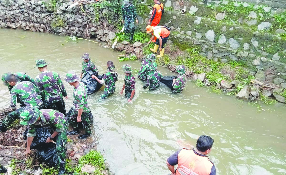 Antisipasi Banjir Di Musim Hujan Korps Baret Merah Bersihkan Aliran