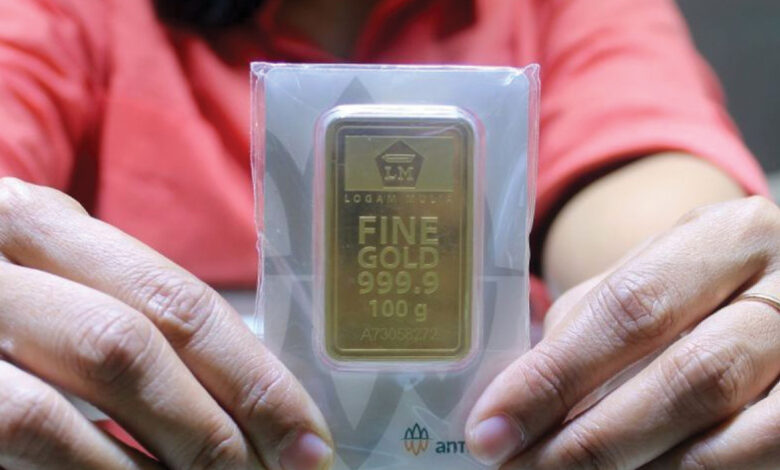 Arsip foto - Seorang pedagang menunjukkan emas batangan yang dijual di Jakarta, Selasa (28/11/2023). Harga emas batangan PT Aneka Tambang Tbk (Antam) naik Rp 5.000 ke posisi Rp 1.115.000 per gram dibanding hari sebelumnya. (ANTARA)