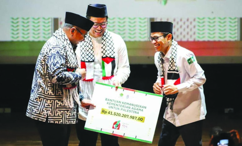 Menteri Agama (Menag) Yaqut Cholil Qoumas memberikan simbolik bantuan kemanusiaan untuk Palestina. (Kemenag untuk INDOPOS.CO.ID)