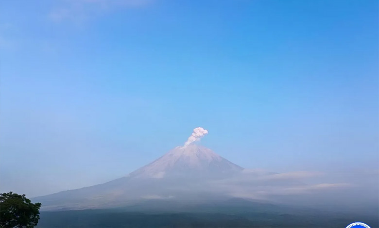 Gunung Semeru Lontarkan Abu Vulkanik Setinggi Meter Ke Timur Laut