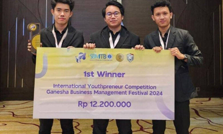 Tiga-Mahasiswa-UI