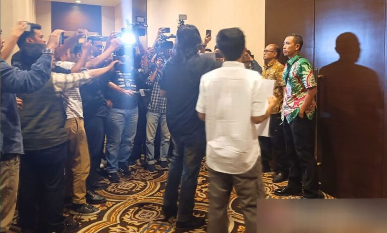 Rapat-Tertutup