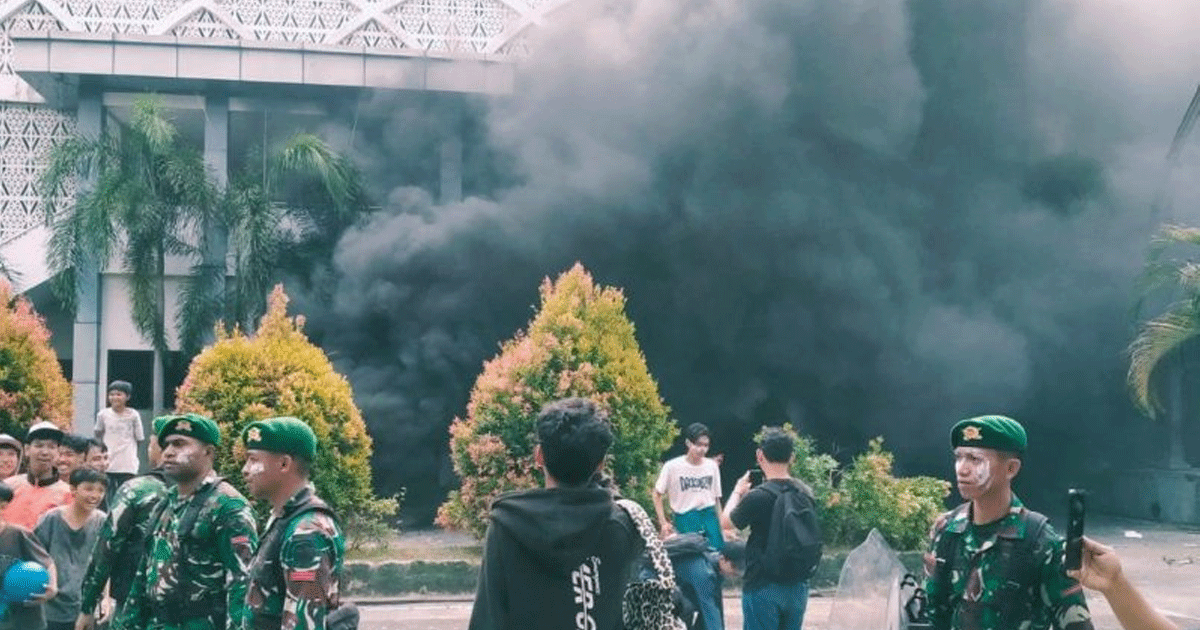 kebakaran-gedung-dprd-ntb