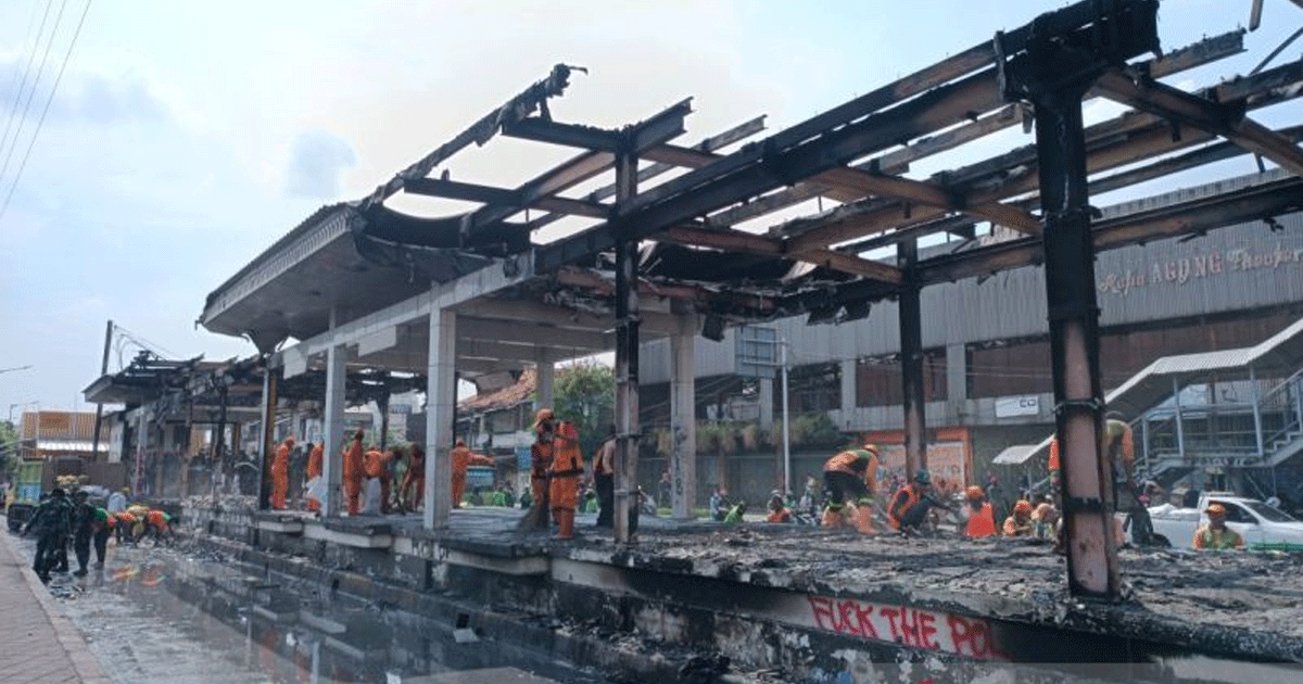 pembersihan-halte-busway