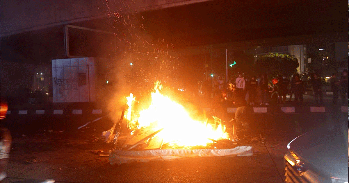 pos-polisi-dibakar