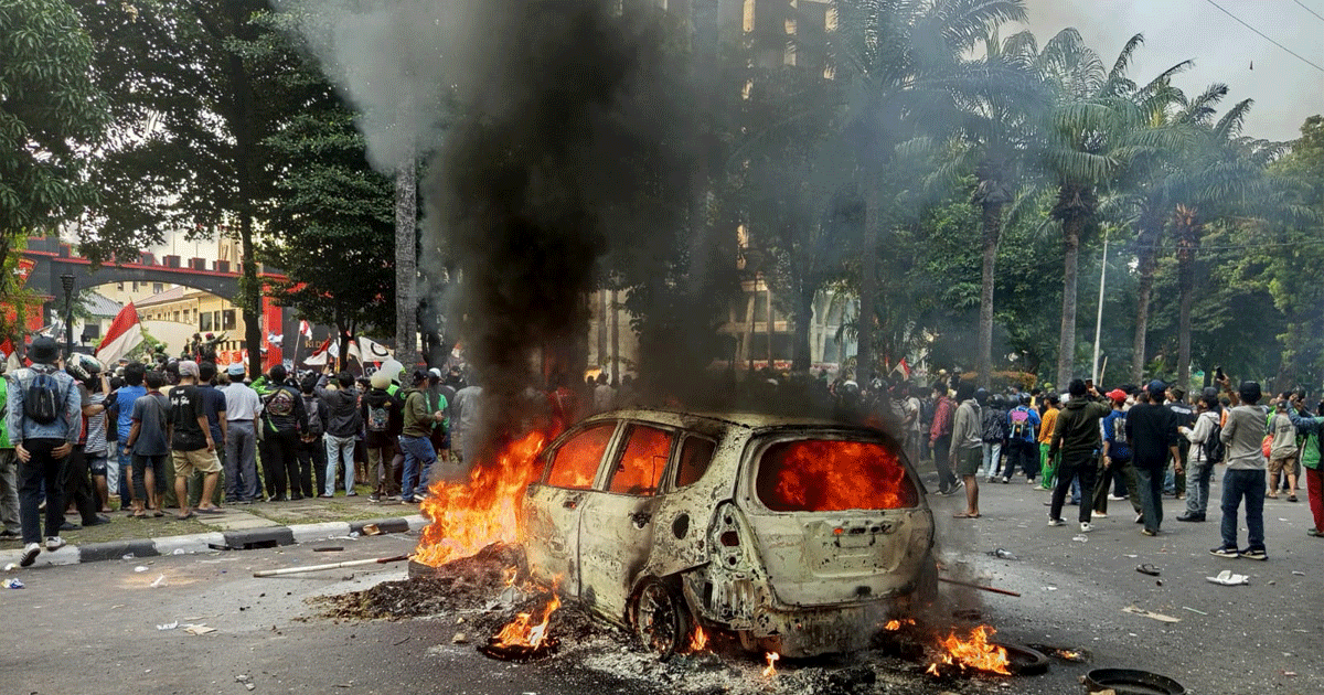 mobil-kbakar-kerusuhan