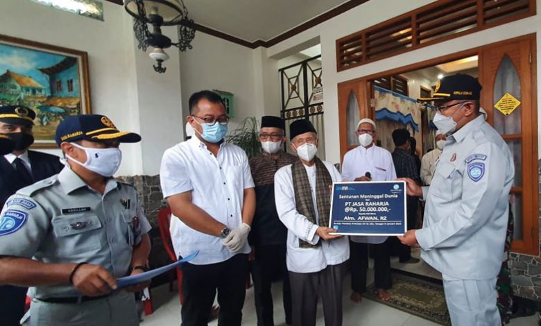 Jasa Raharja Serahkan Bantuan Asuransi Untuk Pilot Sriwijaya Air Sj182