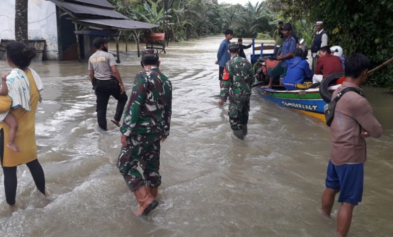 Polisi dan TNI Tolong Warga 3 Desa yang Terdampak Banjir Pandeglang