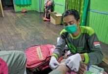 Tim Respon Cepat (TRC) Bencana dari Inisiatif Zakat Indonesia (IZI) memberikan bantuan (Foto Istimewa)