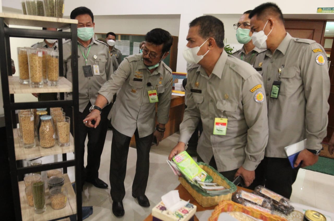 Menteri Pertanian Syahrul Yasin Limpo (kedua kiri), usai Rapat Koordinasi dan MoU pengembangan serta pembelian kedelai nasional di Kantor Direktorat Jenderal Tanaman Pangan, Jakarta, Senin (4/1/2021). Foto: Kementan untuk INDOPOSCO