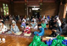 Polda Banten Bagikan Masker dan Hand Sanitizer di Pesantren