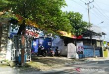 Rumah seorang terduga teroris di Jalan Medokan Sawah Nomor 121, Rungkut, Surabaya, Jatim yang diamankan Densus 88 Antiteror Mabes Polri. Foto: Antara/Willy Irawan