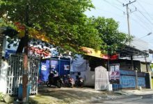 Rumah seorang terduga teroris di Jalan Medokan Sawah Nomor 121, Rungkut, Surabaya, Jatim yang diamankan Densus 88 Antiteror Mabes Polri. Foto: Antara/Willy Irawan