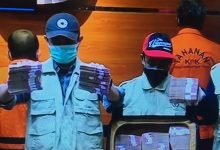 Satu koper uang senilai Rp2 miliar dihadirkan KPK dalam jumpa pers Operasi Tangkap Tangan (OTT) di Sulawesi Selatan di Gedung KPK, Jakarta, Minggu (28/2/2021) dini hari. Foto : Armanto/indoposco.id