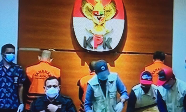 Ketua KPK Firli Bahuri saat jumpa pers penangkapan Gubernur Sulsel Nurdin Abdullah bersama dua tersangka lainnya di Gedung KPK, Jakarta, Minggu (28/2/2021) dini hari. Foto: Armanto/indoposco.id