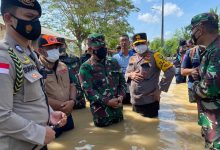 Mabes Polri Kirim Bantuan dengan Helikopter kepada Korban Banjir di Bekasi