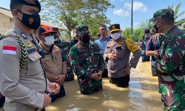 Mabes Polri Kirim Bantuan Dengan Helikopter Kepada Korban Banjir Di Bekasi