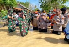 Tanggul Citarum Jebol, Pangdam dan Kapolda Metro Bantu Evakuasi Warga