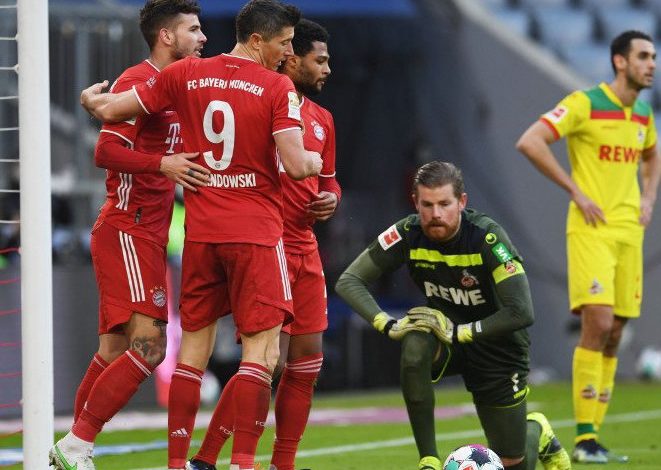Para pemain Bayern Munich merayakan gol yang dicetak Serge Gnabry (ketiga dari kiri) ke gawang Cologne, pada pertandingan Liga Jerman yang dimainkan di Allianz Arena, Munich, Sabtu (27/2/2021). Foto: Antara/Reuters/Andreas Gebert