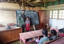 Satgas TNI Bantu Mengajar Siswa SD di Perbatasan RI-PNG