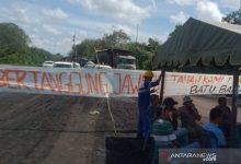 Aksi pemblokiran badan jalan menuju ke lokasi tambang batu bara di kawasan Desa Peunaga Cut Ujong, Kecamatan Meureubo, Kabupaten Aceh Barat, Senin (8/2/2021). Foto : Antara/HO