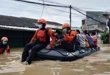 Relawan Dompet Dhuafa Evakuasi Korban Banjir