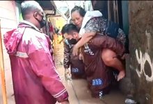 Kapolsek Gendong Ibu Lansia yang Terjebak dari Korban Banjir