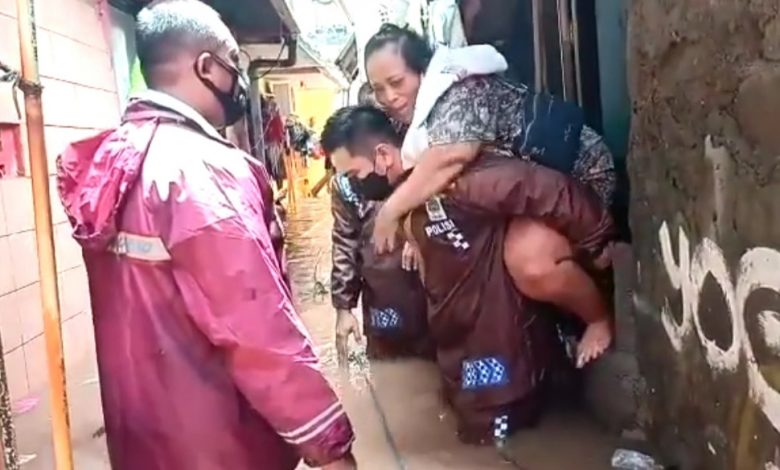 Kapolsek Gendong Ibu Lansia Yang Terjebak Dari Korban Banjir