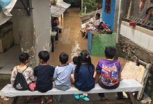 Sebagian Warga Pejaten Timur Mengungsi akibat Hujan dan Luapan Sungai Ciliwung