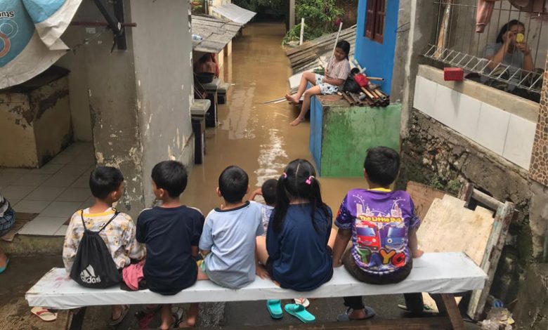 Sebagian Warga Pejaten Timur Mengungsi akibat Hujan dan Luapan Sungai Ciliwung