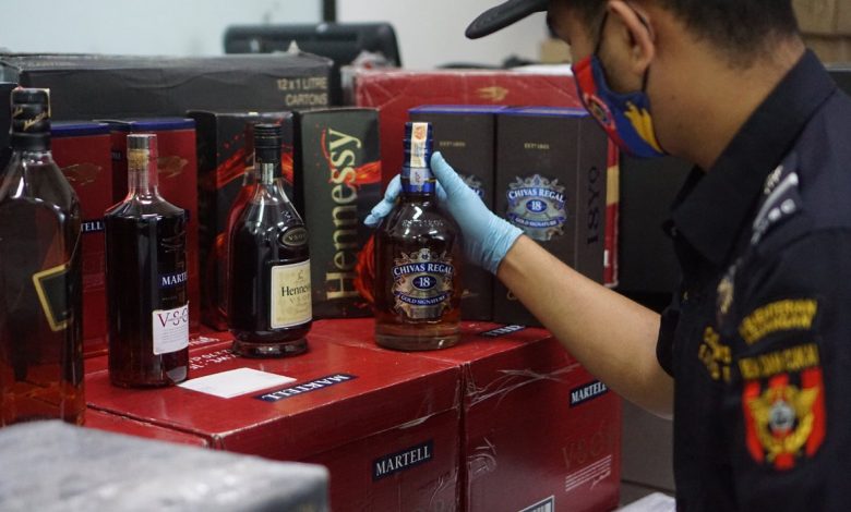 Barang bukti botol miras illegal yang diamankan Bea Cukai.
