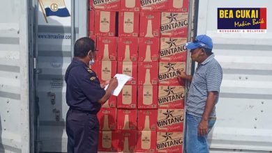 Bea Cukai Tual Awasi Pembongkaran Minuman Beralkohol Di Pelabuhan Saumlaki