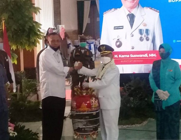 Seorang pengusaha memberikan hadiah burung perkutut kepada Bupati Karna Suswandi di sela acara penyambutan dan doa bersama di Pendopo Kabupaten Situbondo. Sabtu (27/2/2021). Foto : Antara/Novi H