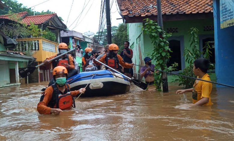 Tim SAR DMC DD Terus Evakuasi Warga Terdampak Banjir di Jakarta