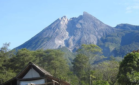 Gunung Merapi 10 Kali Meluncurkan Guguran Lava Pijar, Status Siaga