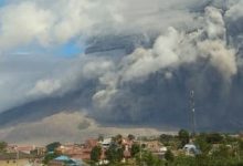 Sinabung Luncurkan Abu Sejauh 1.000 Meter