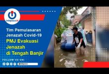 Tim Pemulasaran Jenazah Covid-19 PMJ Evakuasi Jenazah di Tengah Banjir