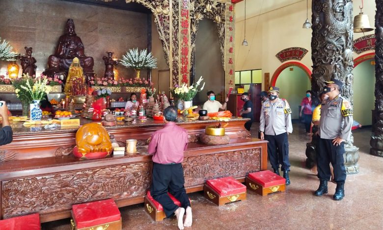 Imbau Prokes, Polda Banten Cek Perayaan Imlek di Vihara Avalokitesvara