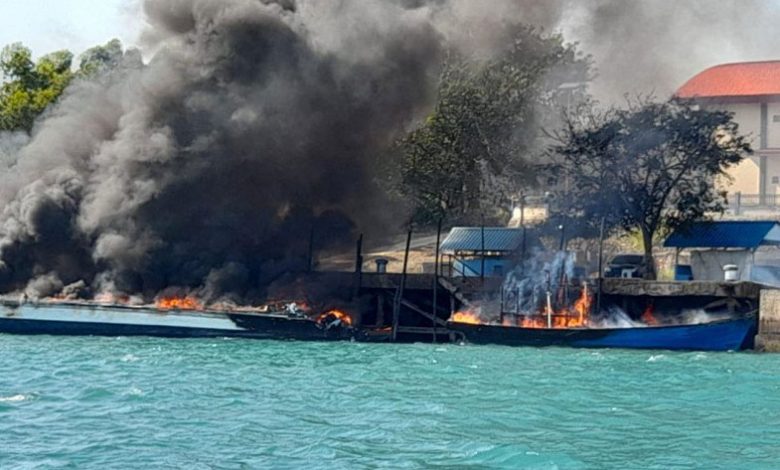 Empat Kapal Terbakar Di Dermaga Bea Cukai Batam