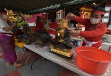 Jelang Imlek, Warga Etnis Tionghoa Bali Bersihkan Patung Dewa