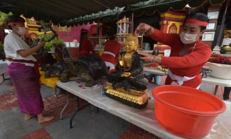 Jelang Imlek, Warga Etnis Tionghoa Bali Bersihkan Patung Dewa