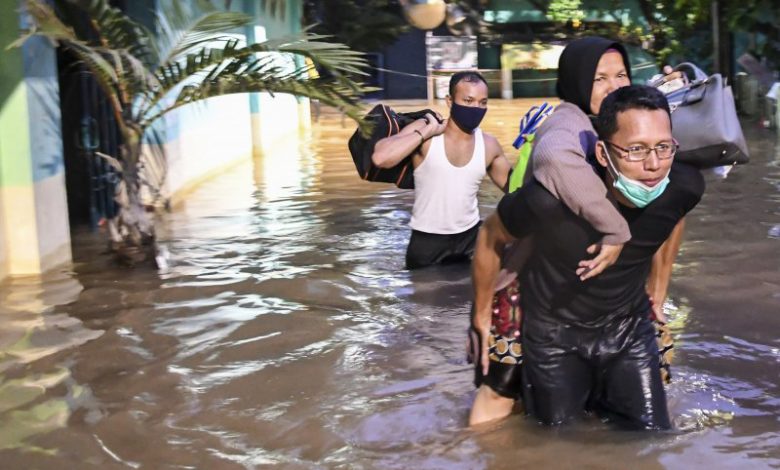 Gubernur Dki Sebut Beberapa Pengungsi Banjir Positif Covid-19