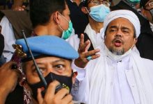 Habib Rizieq Shihab bersiap menjalani pemeriksaan di Mapolda Metro Jaya, Jakarta, Sabtu (12/12/2020). Foto: Antara/Fauzan/foc/aa.