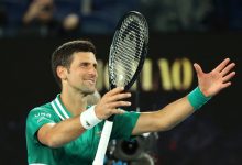 Petenis Serbia Novak Djokovic merayakan kemenangannya pada babak pertama Australian Open dari petenis Prancis Jeremy Chardy di Melbourne Park, Melbourne, Australia, Senin (8/2/2021). Foto : Reuters/Loren Elliott/Antara