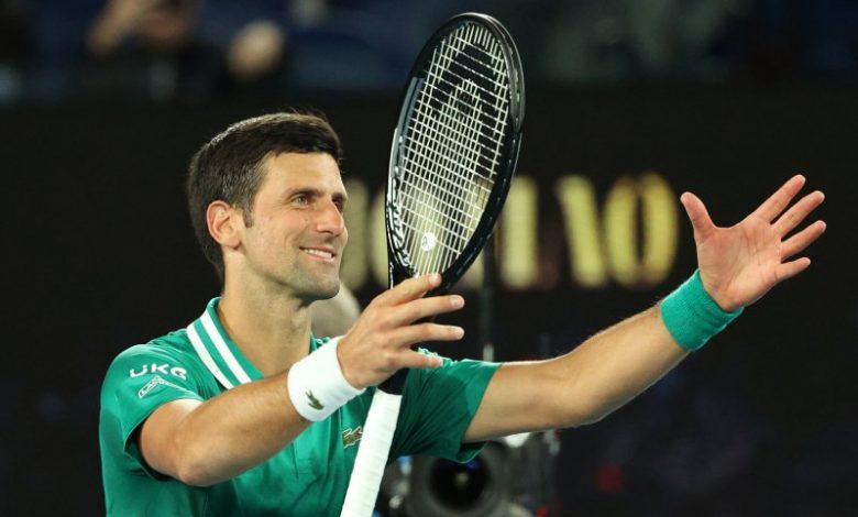 Petenis Serbia Novak Djokovic merayakan kemenangannya pada babak pertama Australian Open dari petenis Prancis Jeremy Chardy di Melbourne Park, Melbourne, Australia, Senin (8/2/2021). Foto : Reuters/Loren Elliott/Antara