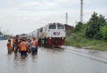 Rangkaian KA melintas di jalur antara Stasiun Tawang dan Alastuwa Semarang yang selesai ditinggikan akibat banjir beberapa waktu lalu. Foto : Antara/ HO-Humas PT KAI Daop 4 Semarang