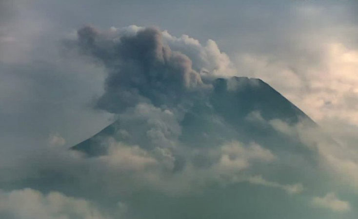 Gunung Merapi Luncurkan Awan Panas Sejauh 1.500 Meter