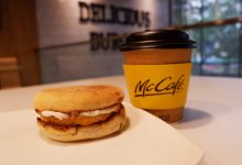 McDonald’s Indonesia Bagikan Chicken Muffin untuk Nakes dan Ojek Online